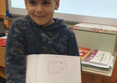 Fotografija učenca z urejenim zvezkom