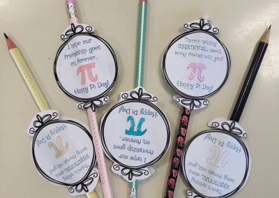 Svinčniki z ljubkim napisom "I hope our friendship goes on forever ... Happy Pi Day!"