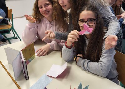 Fotografija učenk iz 9. b - origami izdelki.