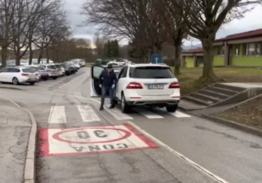 KAKO PRAVILNO ODLOŽITI OTROKA NA PARKIRIŠČU PRED ŠOLO